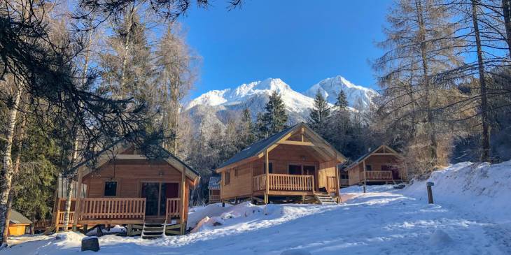 Twee winterse chalets in de Franse Alpen