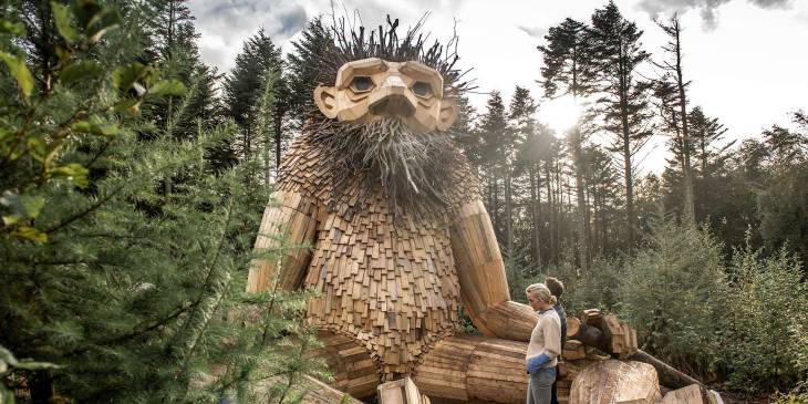 Reusachtige trollen verstopt in Deense natuur