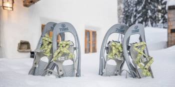 Snowshoes in front of the chalet RonReizen