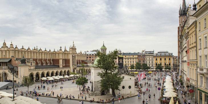 Zicht op de grote markt, het centrale plein van het oude centrum van Krakau.