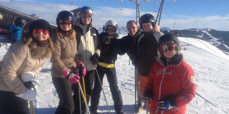 Toine bindt de lange latten onder in Saalbach Hinterglemm