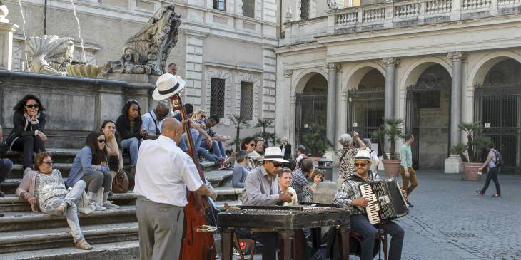 Straatartiesten vind je dagelijks op Piazza Santa Maria.