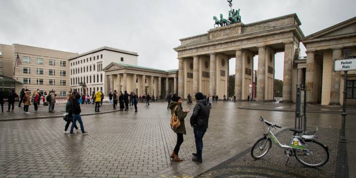 De Brandenburger Tor ligt dichtbij Unter Den Linden.