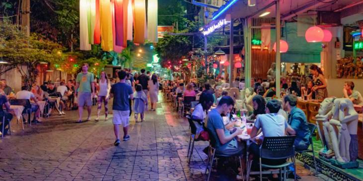 De gezellige straat voor de deur van Rambuttri Village