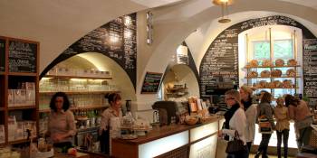 Anna liebt brot und kaffee.