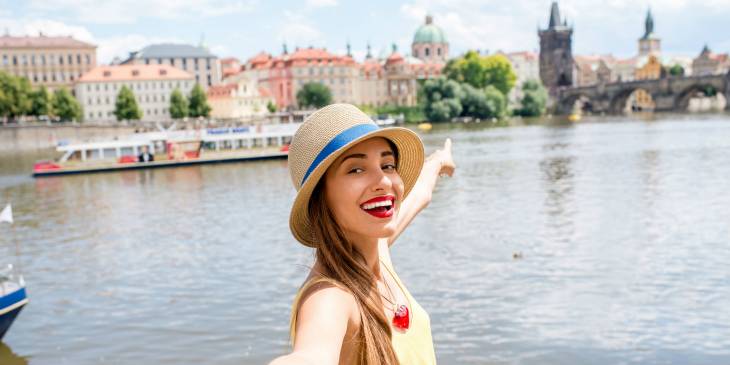 Vrouw met uitzicht op Praag